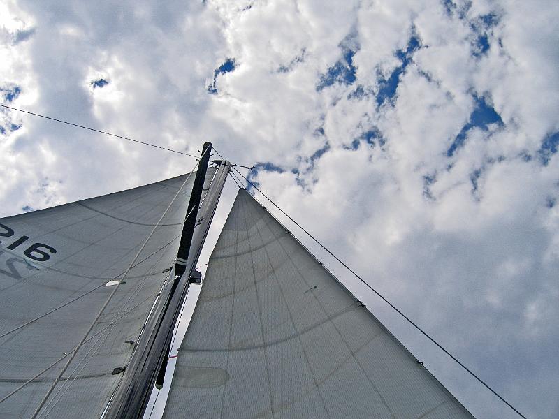 wavemagic_sailing11.JPG - New Mast- Main and Blade Jib